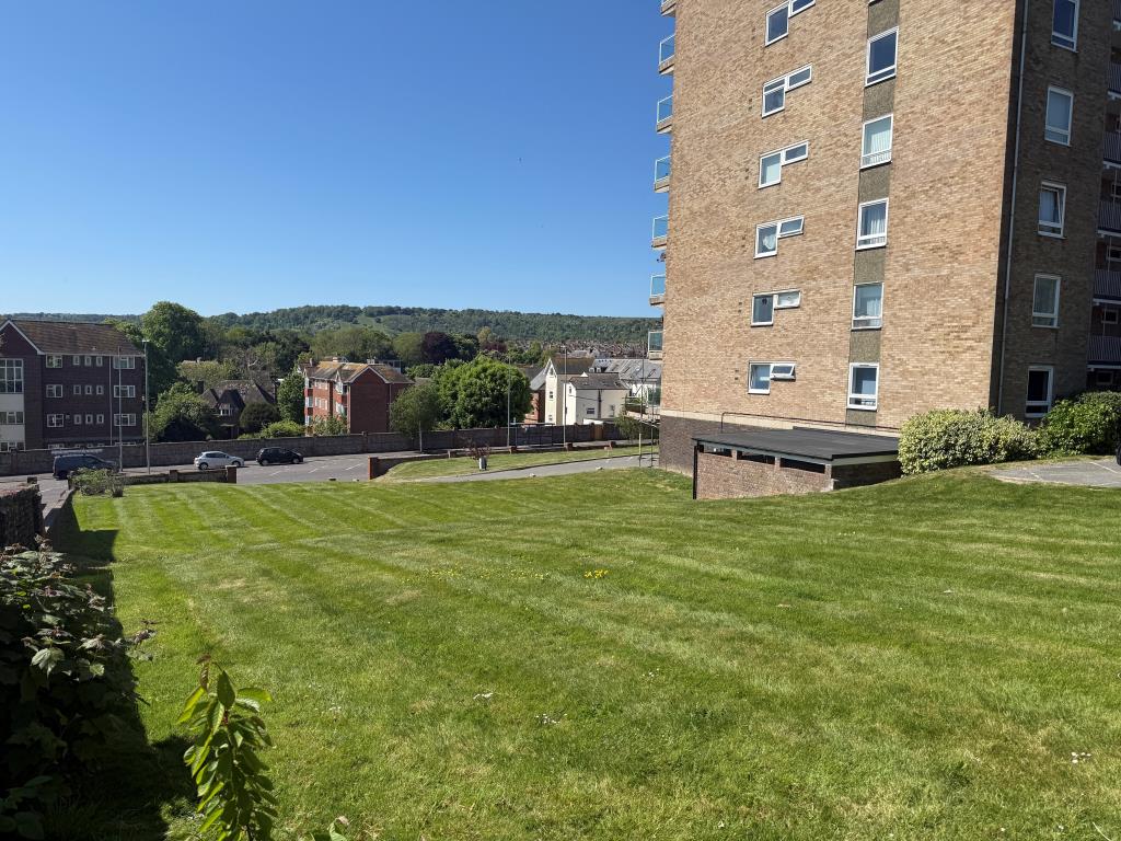 Lot: 46 - SPACIOUS STUDIO FLAT NEAR TOWN CENTRE - Lawned communal gardens with westerly view